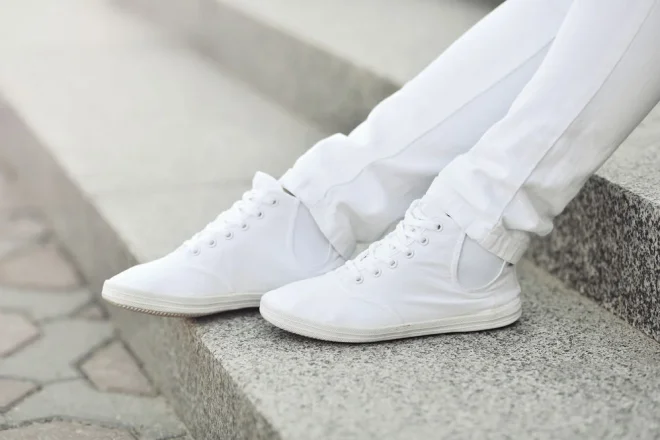 7 Tipps damit weiße Sneaker weiß bleiben
