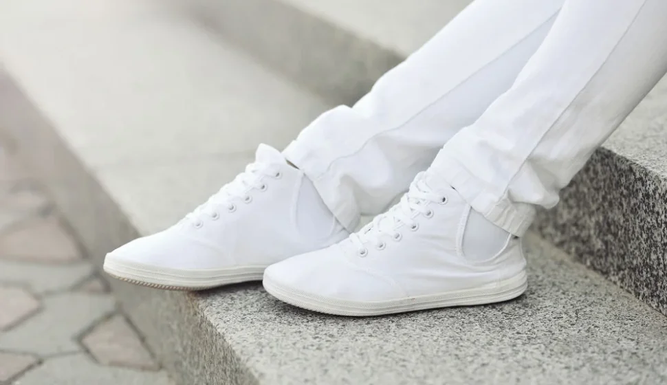 7 Tipps damit weiße Sneaker weiß bleiben